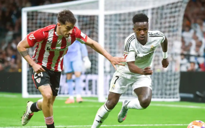 Florentino presents Vinícius with a commemorative jersey