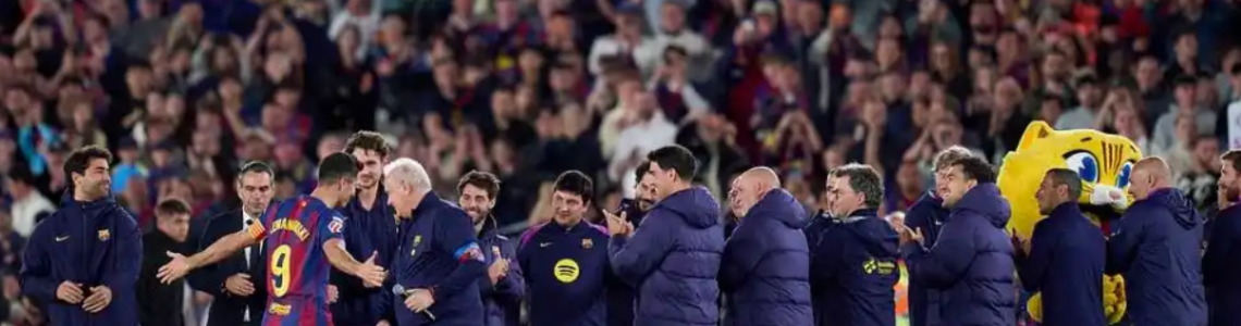 90,000 Barcelona Fans Rise to Pay Tribute
