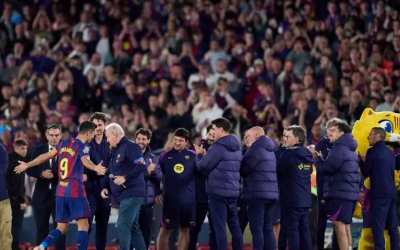 90,000 Barcelona Fans Rise to Pay Tribute